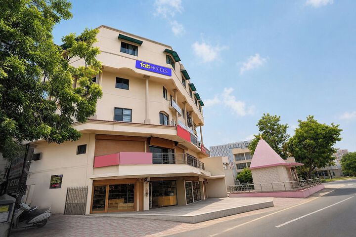 Fabhotel Royal King