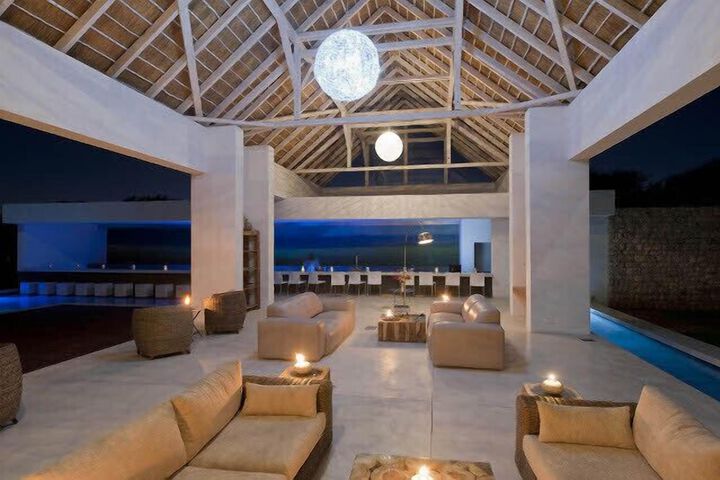 Lounge 18 of 28