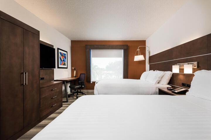 2 Queen Beds (5 of 8)