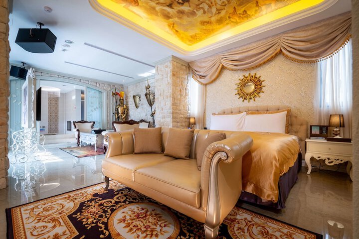 Room 2 of 32