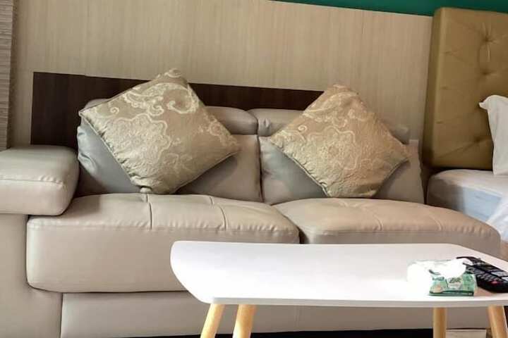Room 4 of 93