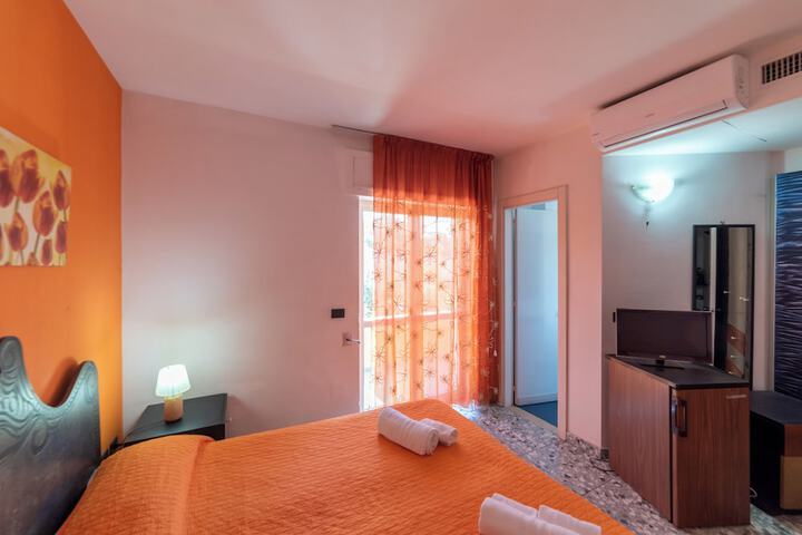 Room 5 of 28