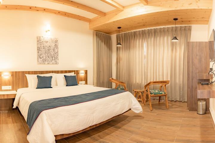 Room 4 of 18