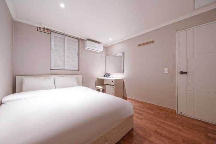 Room 13 of 36
