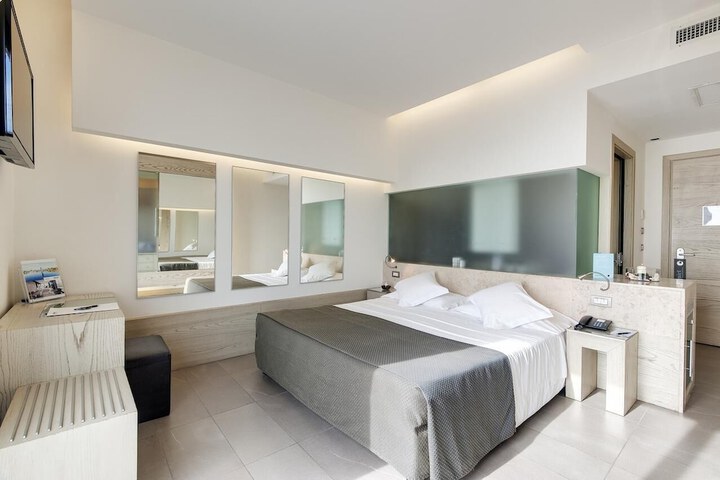Room 6 of 31