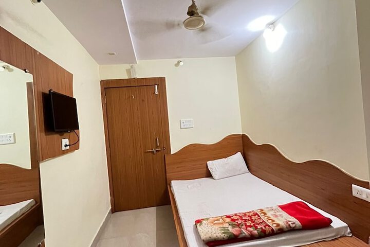 Room 6 of 12