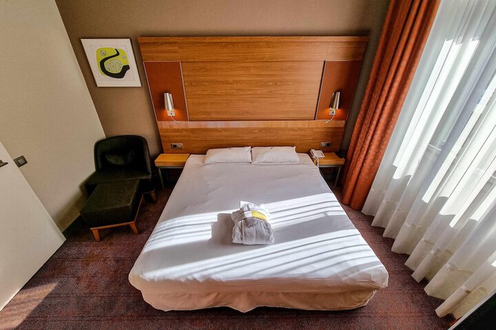 Room 8 of 60