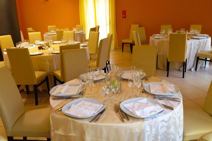 Ballroom/Hall 12 of 19