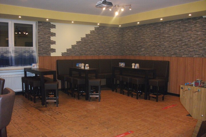 Lounge 32 of 38