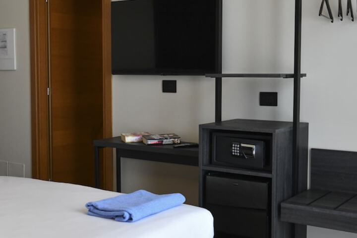 Room 25 of 102