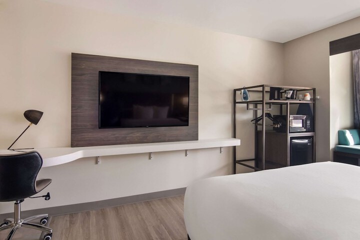 1 Queen Bed (2 of 16)