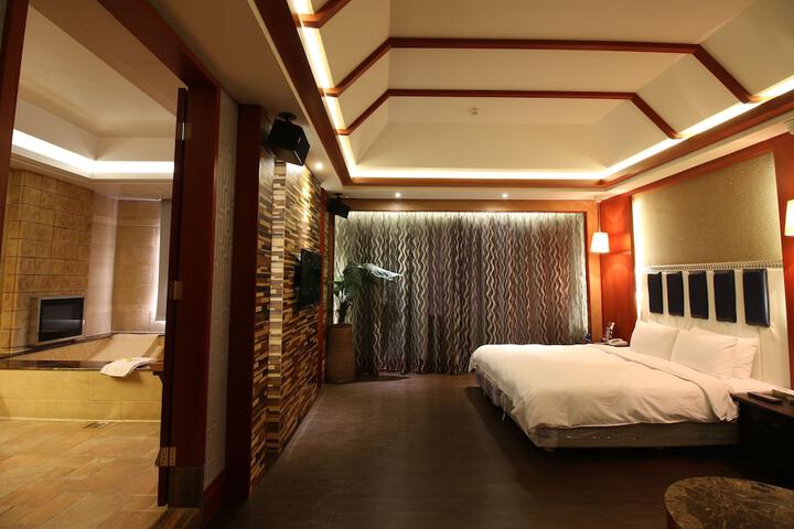 Room 3 of 44