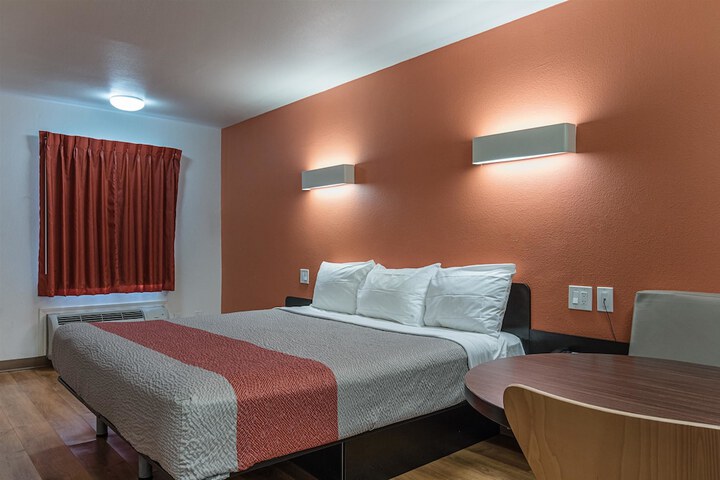 1 King Bed (5 of 11)
