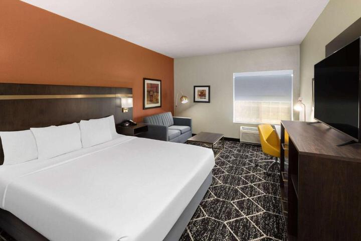 1 King Bed Deluxe Mobility Accessible (4 of 15)