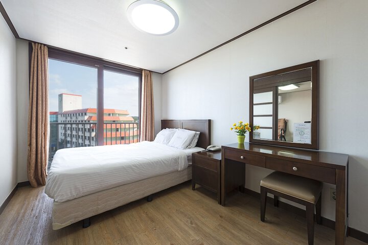 Room 4 of 32