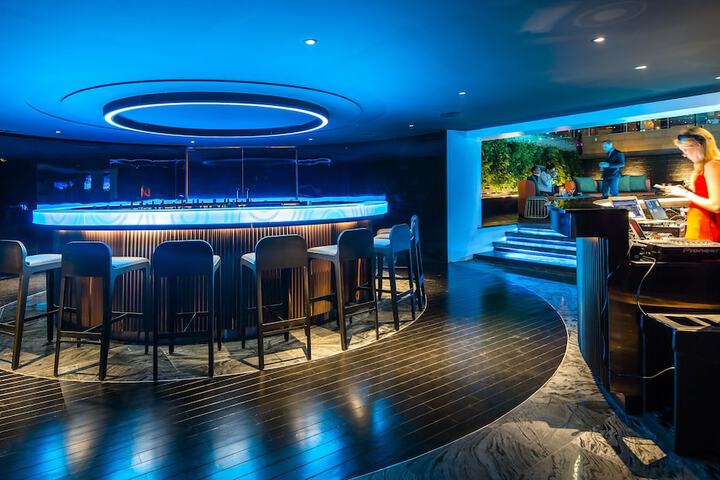 Lounge 152 of 220