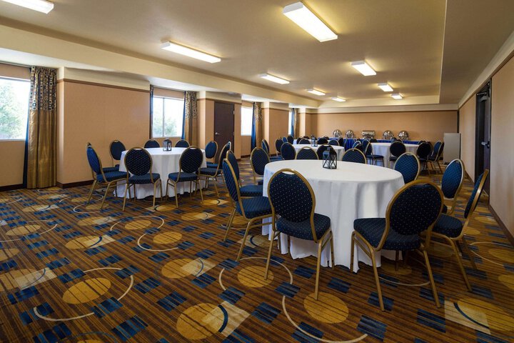 Ballroom/Hall 27 of 32