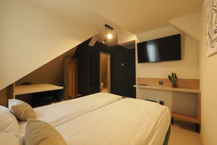 Room 7 of 74