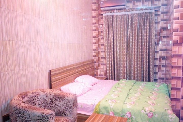 Room 6 of 16