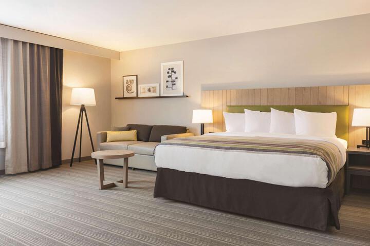 1 King Bed (3 of 9)