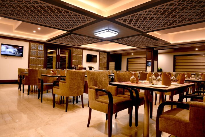 Dining 16 of 18