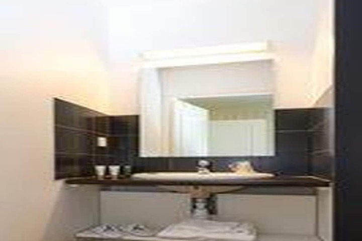 Room 5 of 18