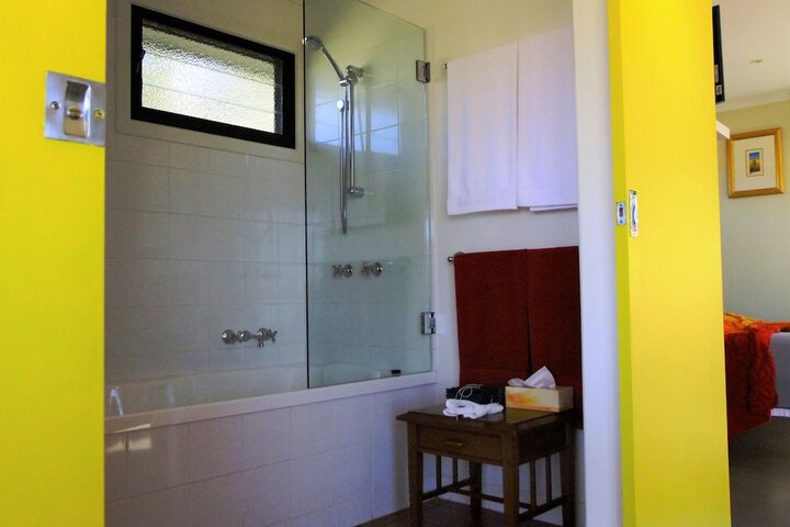 Deep soaking bathtub
