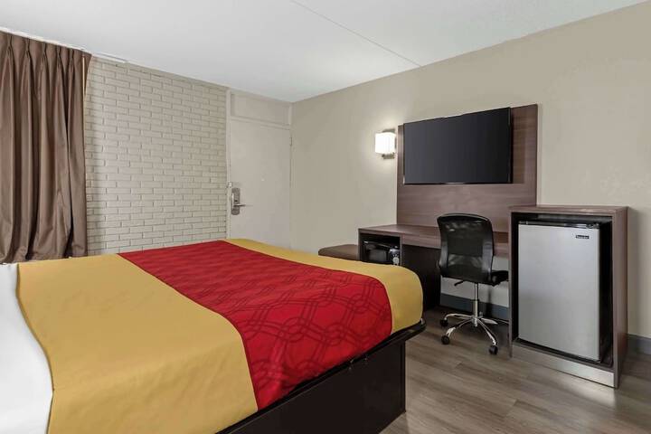 1 King Bed (1 of 15)