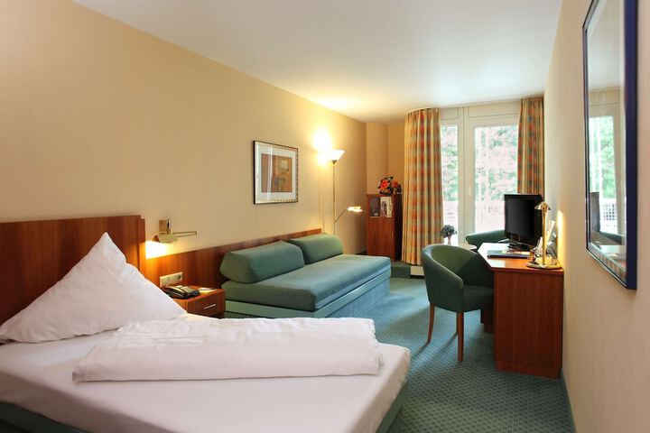 Room 8 of 90