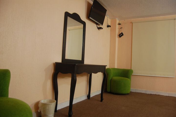 Room 32 of 63