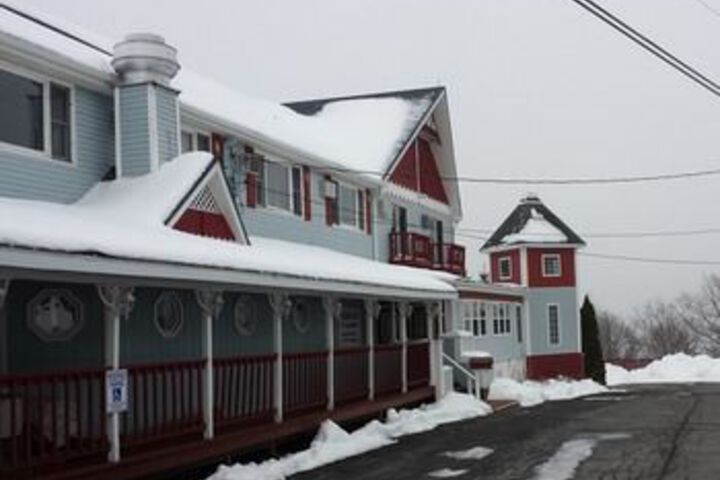 Exterior of Captains Inn Point Lookout