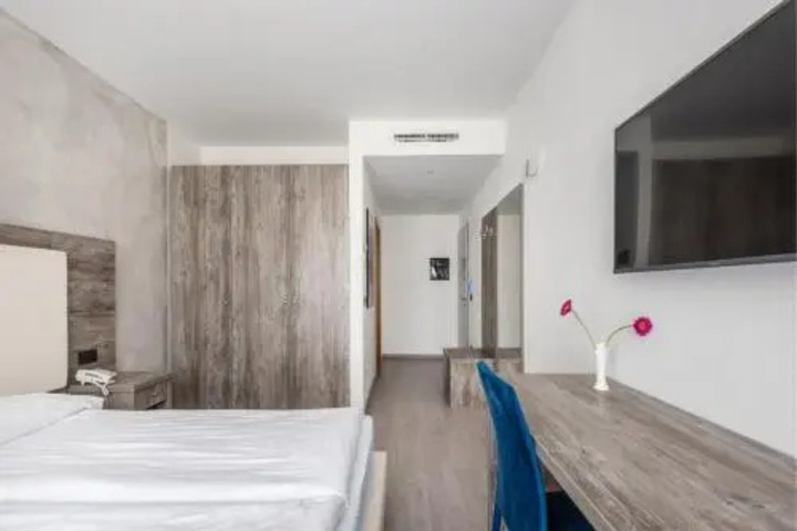 Room 6 of 12