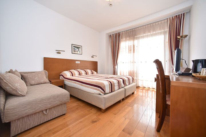 Room 3 of 10