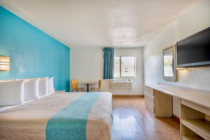 1 King Bed (1 of 6)