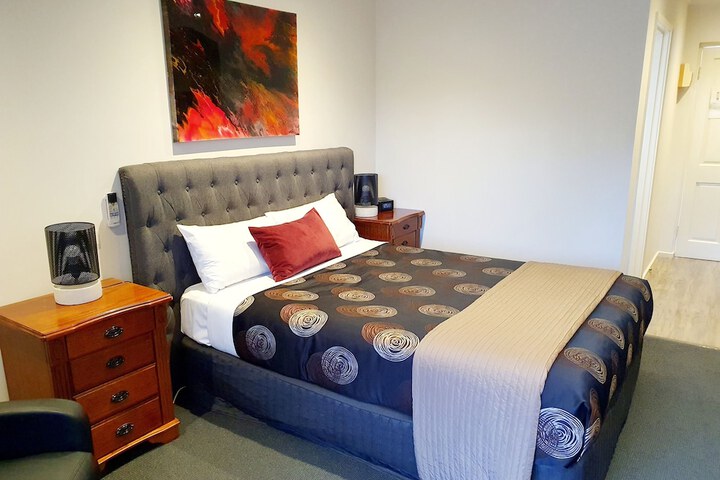 Room 18 of 104