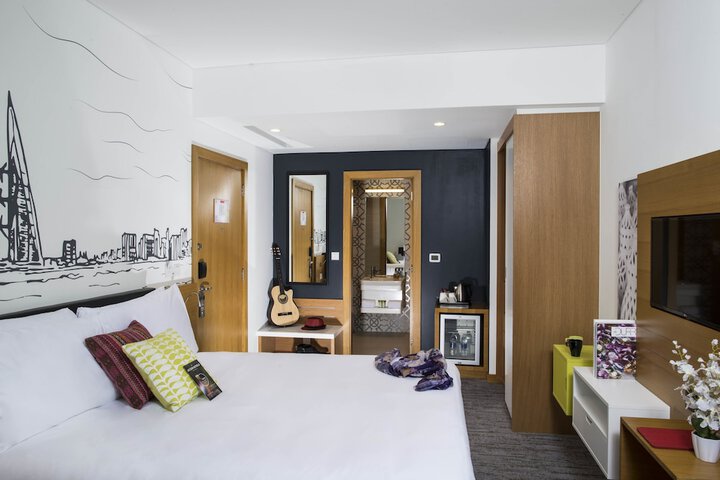 Room 4 of 63