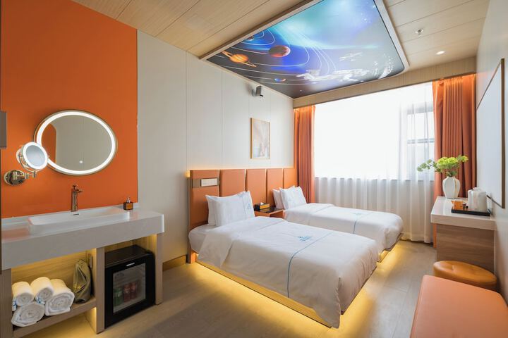 Room 6 of 30