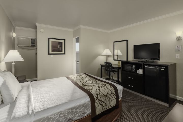 1 Queen Bed (11 of 17)