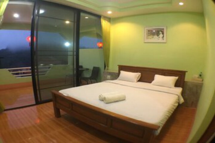 Room 12 of 18