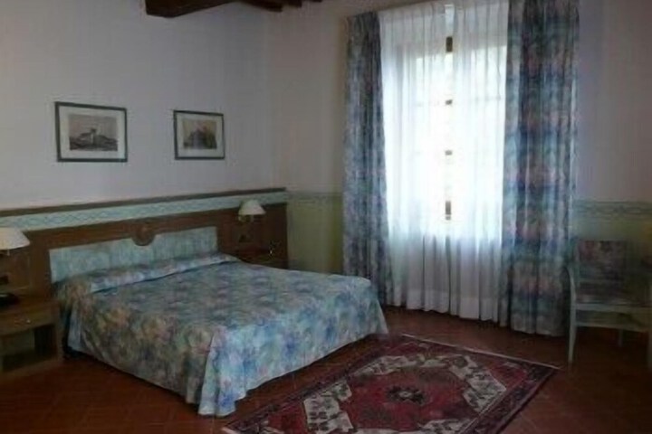 Room 10 of 28