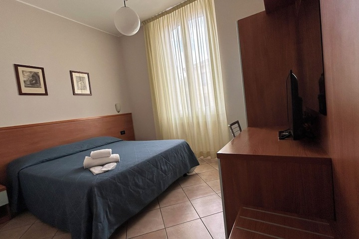 Room 11 of 36