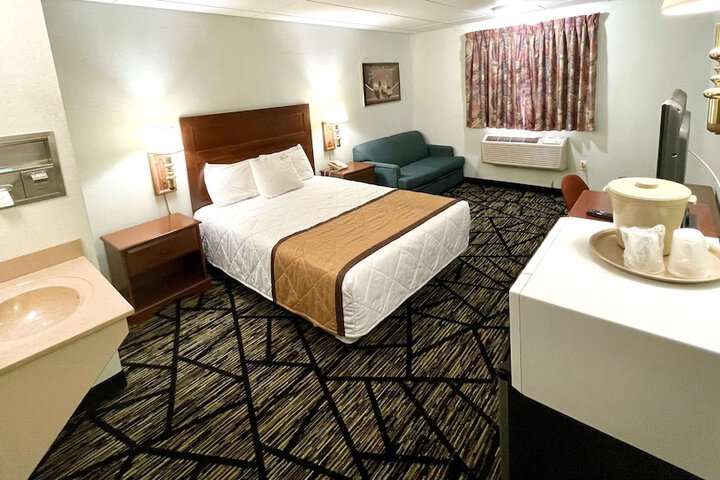 1 Queen Bed (8 of 11)