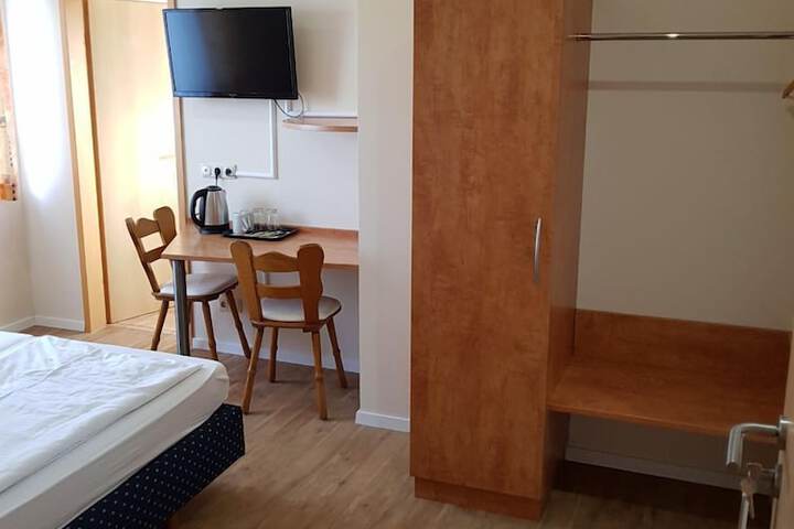 Room 4 of 18