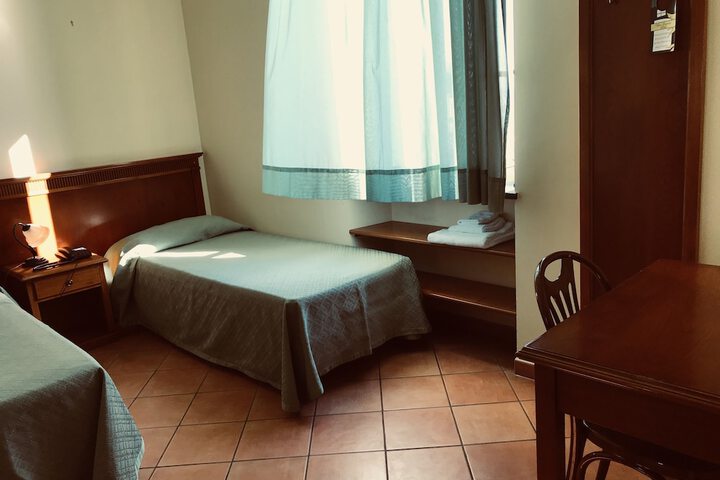 Room 9 of 37