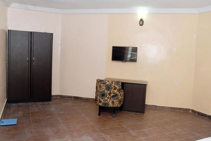 Room 10 of 28