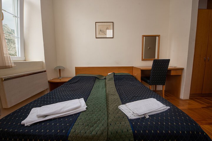 Room 12 of 38