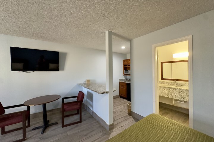 1 King Bed (4 of 12)