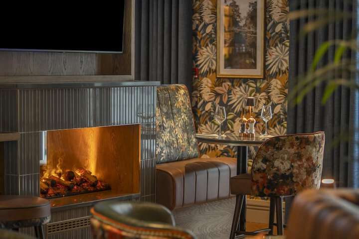 Lounge 42 of 57