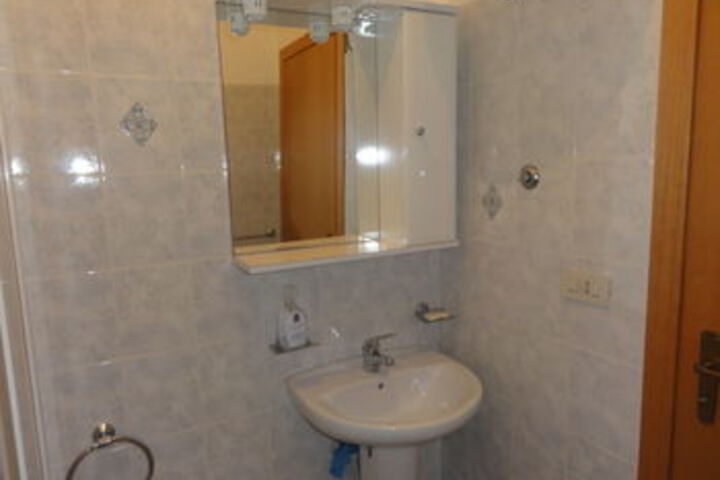 Room 6 of 31