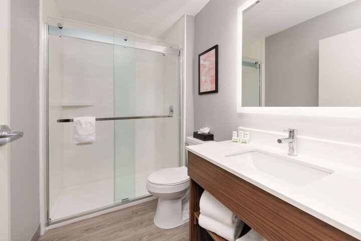 1 Queen Bed Suite Full Kitchen (1 of 15)
